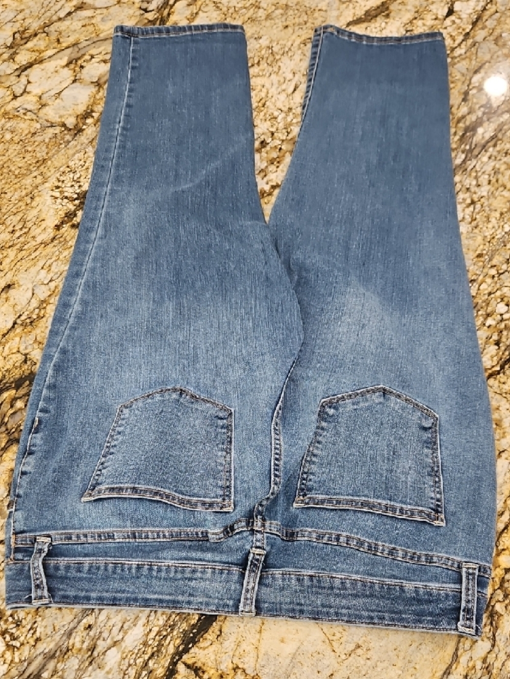 St. John's Bay Medium Blue Jeans Cropped Size 12, Inseam 22" Rise 10" - Picture 2 of 6